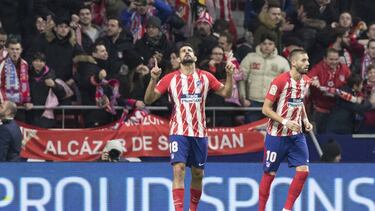Diego Costa mira al cielo tras marcar el 1-0 ante el Sevilla.