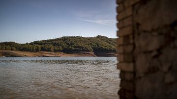 La gran sequía que sufre toda la península ha dejado al descubierto algunos tesoros. En el pantano de Sau, que ahora está al 30% de su capacidad, ha emergido el antiguo pueblo sepultado de Sant Romà que quedó inundado tras la construcción del pantano en 1963.