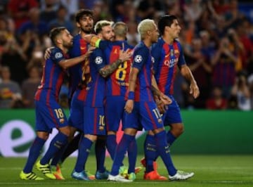 BARCELONA, SPAIN - SEPTEMBER 13:  Lionel Messi of Barcelona celebreates scoring his third and his sides fifth goal with team mates during the UEFA Champions League Group C match between FC Barcelona and Celtic FC at Camp Nou on September 13, 2016 in Barce