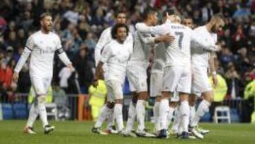 Los jugadores del Real Madrid, celebrando el gol de Benzema.