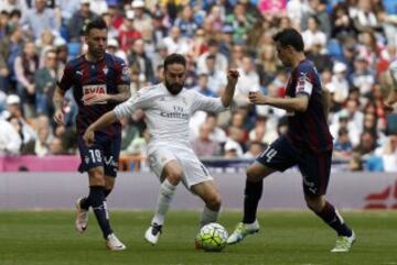 Luna y Dani García intentar robarle el balón a Carvajal.