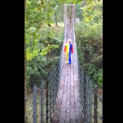 Dos chicos graban a un payaso que les persigue por el bosque con un cuchillo