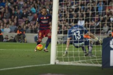 Neymar lanza al poste y Messi aprovecharía para marcar el 3-0.