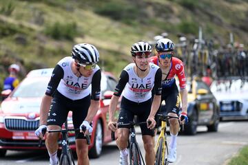 Domen Novak, João Almeida y Dylan Van Baarle durante la subida.