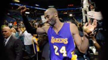 Kobe Bryant, tras superar a Michael Jordan y convertirse en el tercer máximo anotador en la historia de la NBA.