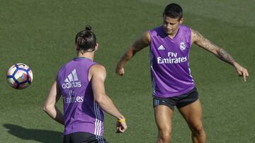 James Rodríguez y Bale, durante un entrenamiento del Madrid.