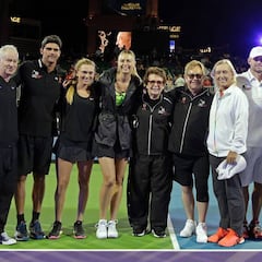 Sharapova volvió a jugar en Las Vegas, y al lado de McEnroe