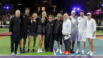 De izquierda a derecha, John McEnroe, Mark Philippoussis, Taylor Johnson, Maria Sharapova, Billie Jean King, recording artist Sir Elton John , Martina Navratilova, Andy Roddick, Mardy Fish y Liezel Huber.