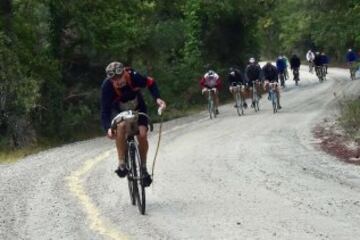 El exciclista italiano Luciano Berruti. La carrera se creó en 1997 para salvaguardar la Strade Bianche de la Toscana. Empieza y termina en Gaiole, pueblo de la provincia de Siena.
