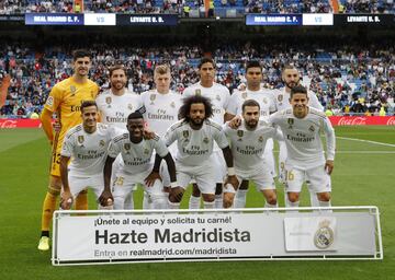 El Real Madrid salía con: Courtois; Carvajal, Varane, Ramos, Marcelo; James, Casemiro, Kroos; Lucas, Benzema y Vinicius.