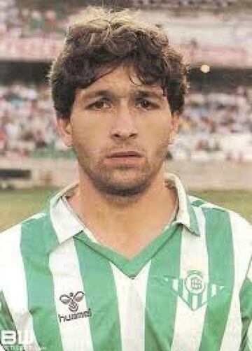 Jug車 con el Real Mardrid la temporada 87/88 y con el Betis la temporada 90/91.