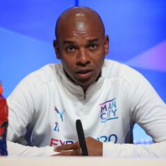 Fernandinho confirms decision to leave Manchester City