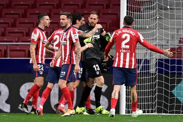 Oblak es felicitado efusivamente por sus compañeros tras la parada a Joselu. 