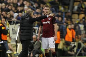 Brabec autor del gol del Sparta Praga recibiendo instrucciones de Scasny 