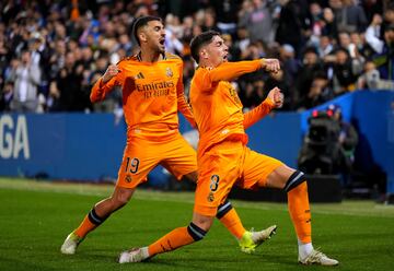 0-2. Federico Valverde celebra el segundo tanto que marca en el minuto 65 con Dani Ceballos.