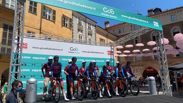 El equipo ciclista femenino, BizkaiaDurango, posando antes del Giro Donne.