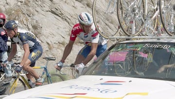 El ciclista espa&ntilde;ol Miguel Indurain baja al coche durante una etapa de la Vuelta a Espa&ntilde;a de 1996.