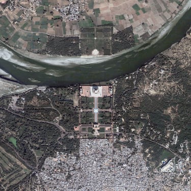 Considerado el ejemplo más bello de arquitectura mogola y una de las Siete Maravillas del Mundo Moderno. A diferencia de la mayoría de los grandes monumentos, no fue construido para un rey o un dios, sino como un mausoleo. El emperador Shah Jahan lo mandó edificar en memoria de su esposa favorita, Mumtaz Mahal.