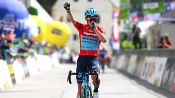 Miguel Ángel López celebrando el triunfo en la cuarta etapa del Tour de Los Alpes.