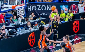 Paula Ginzo, pívot del Hozono Global Jairis, lanza en las semifinales de la Supercopa Endesa.