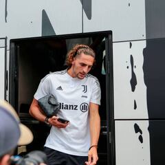 Manchester United turn their attention to Juventus midfielder Adrien Rabiot