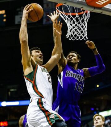 El georgiano Zaza Pachulia protege el balón de Ben McLemore.