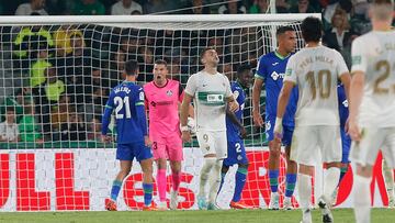 ELCHE, 31/10/2022.- El guardameta del Getafe, David Soria (2i), celebra con su compañero, Juan Iglesias, la detención de un penalti a favor del Elche durante el encuentro de la jornada 12 de Liga en Primera División que disputan hoy lunes en el estadio Martínez Valero, en Elche. EFE/M.L.