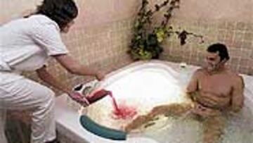 Toni Jiménez posó y disfrutó de la ducha lambique, un chorro a alta presión que les dejó a todos bien relajados.