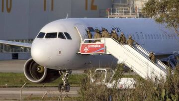 El momento del final del secuestro del avi&oacute;n libio en Malta