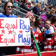 ¿Cuánto dinero ganaban USMNT y USWNT antes del acuerdo de igualdad salarial?