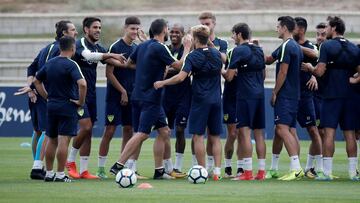 Ricca y Borja Bastón son recibidos con el tradicional pasilllo de collejas por su vuelta al entrenamiento,