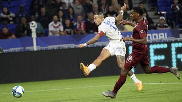 Con esta gran jugada, el delantero holand&eacute;s abri&oacute; el marcador en el Parc Olympique Lyonnais. El capit&aacute;n se hizo camino entre toda la defensa para mandarla al fondo de la red.