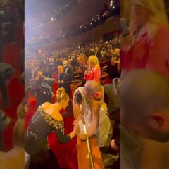 Recién casados van a concierto de Adele y esta les firma el vestido de novia