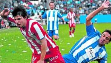 <b>DISPUESTO A QUEDARSE. </b>Agüero cae después de una entrada del malaguista Wellington.