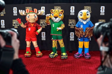 Washington DC fue el lugar del sorteo de la Copa Mundial de la FIFA 2026. En esta imagen las mascotas oficiales de la competición, Maple, el alce de Canadá; Zayu, el jaguar de México, y Clutch, el águila de Estados Unidos, posan ante los medios en la alfombra roja antes de la ceremonia en el Centro John F. Kennedy para las Artes Escénicas.