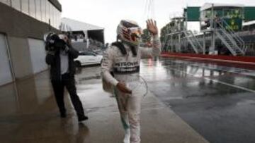 Hamilton volvi&oacute; a pie al box de Mercedes tras su leve accidente.