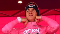 Remco Evenepoel, vistiendo la maglia rosa, en el podio de Cesena.