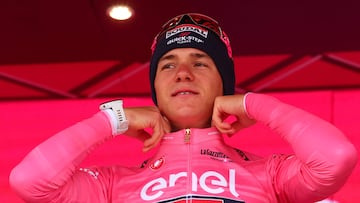 Remco Evenepoel, vistiendo la maglia rosa, en el podio de Cesena.