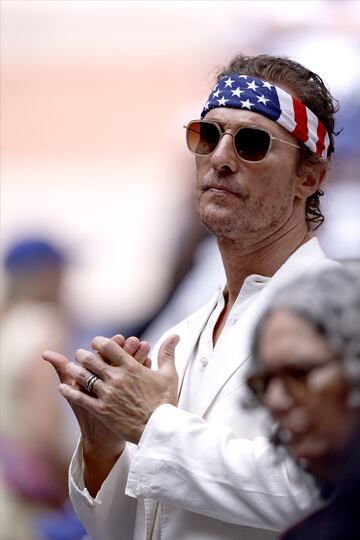 Con un atuendo completamente blanco, el ganador al Oscar deslumbró la final del Abierto de Estados Unidos. EFE/EPA/CJ GUNTHER
