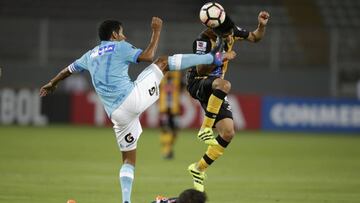 Diego Wayar y Carlos Lobat&oacute;n pelean una pelota en el centro del campo durante el Sporting Cristal - The Strongest.