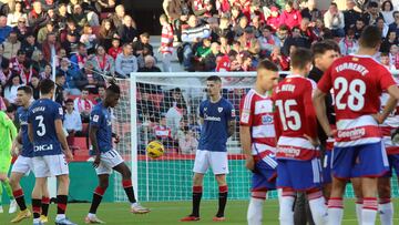 GRANADA 10/12/2023.- Los jugadores del Athletic Club y del Granada esperan la reanudación del partido que ha sido parado después de que una persona del público esté siendo atendida con ejercicios de reanimación este domingo, en el Nuevo Estadio de los Cármenes.- EFE/ Pepe Torres