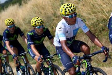 El equipo Movistar con Nairo Quintana (maillot blanco) durante la etapa de hoy.