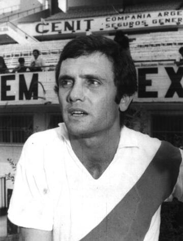 En 1971 se marchó al Cruzeiro brasileño, donde fue Campeón en tres ocasiones del campeonato Mineiro y en una ocasión Campeón de la Copa Mina Gerais. Permaneció durante 3 temporadas en el conjunto brasileño y en 1975 volvió al fútbol argentino para jugar en las filas de River Plate.