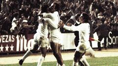 Roberto Mart&iacute;nez, Santillana y Sol se abrazan para celebrar la remontada del Real Madrid contra el Derby County en la Copa de Europa el 5 de noviembre de 1975.