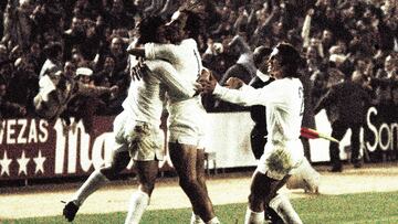 Roberto Mart&iacute;nez, Santillana y Sol se abrazan para celebrar la remontada del Real Madrid contra el Derby County en la Copa de Europa el 5 de noviembre de 1975.