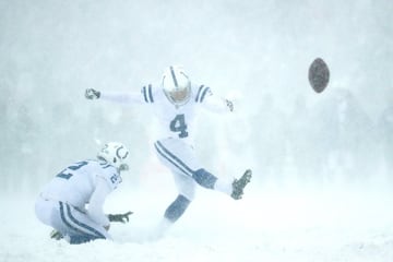 El New Era Field de Buffalo se pintó de blanco con la espectacular nevada que cayó en el juego entre los Indianapolis Colts y los Buffalo Bills. El juego terminó 13-7 en favor de los Bills. La temperatura estaba en -2 grados centígrados con vientos de 29 kilómetros por hora.