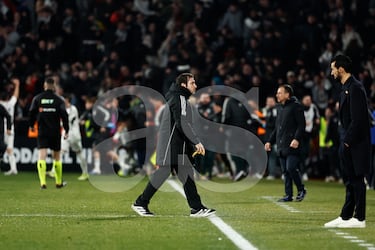 La cáscara de plátano es retirada del terreno de juego.