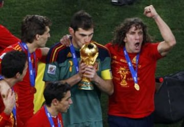 Puyol feliz tras conseguir la primera Copa del Mundo para España.