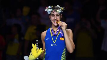 Carolina Marin of Spain poses with her medal on the podium after defeating P.V. Sindhu of India in the women's singles final during the badminton World Championships in Nanjing, Jiangsu province on August 5, 2018. / AFP PHOTO / Johannes EISELE