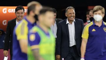 Argentina's River Plate coach Marcelo Gallardo (L) and Boca Juniors' coach Miguel Angel Russo (2-R) leave the field after tying 1-1 in their Argentine Professional Football League Superclasico match at La Bombonera stadium in Buenos Aires on March 14, 2021. (Photo by ALEJANDRO PAGNI / POOL / AFP)